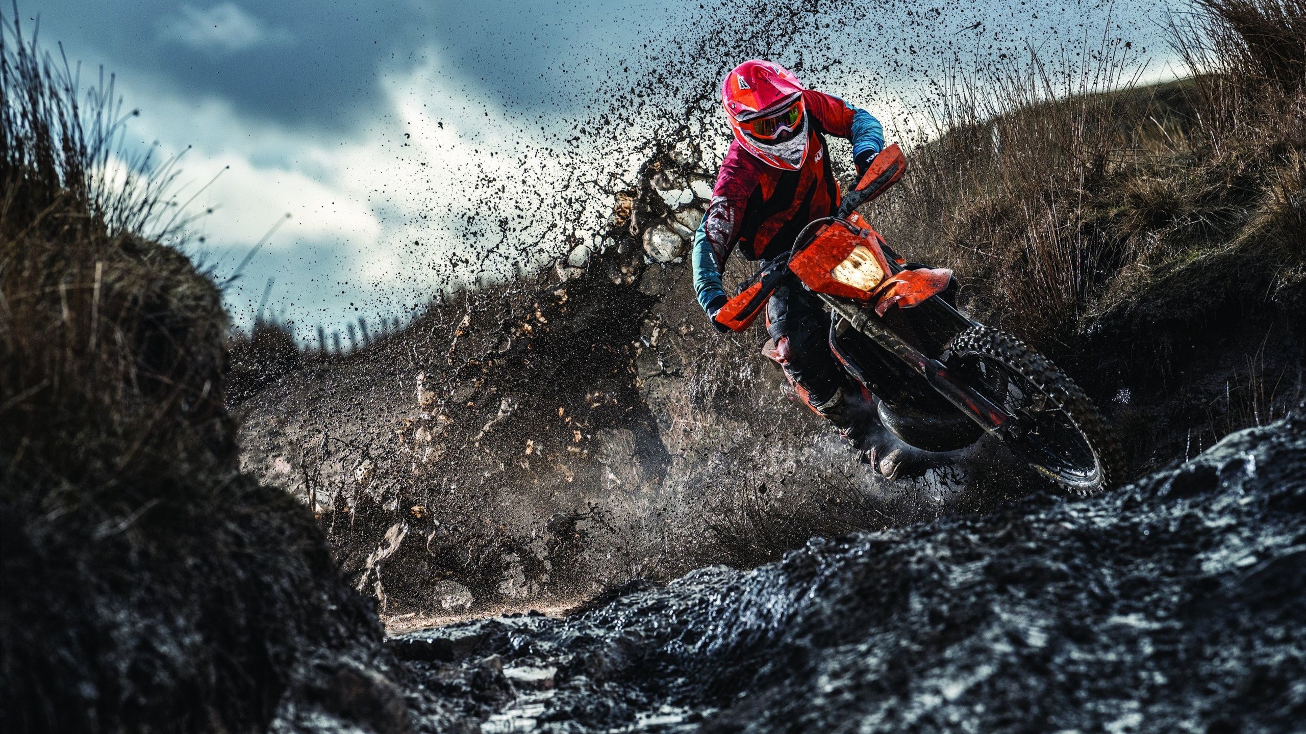 摩托车赛手冲刺段表现优异,团队策略获赞,摩托冲刺下载