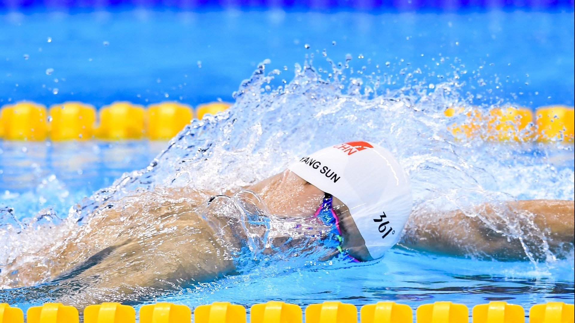 17分大胜！约基奇32+14+14，赛后约基奇快步退场，约翰逊一把抱住哈利伯顿